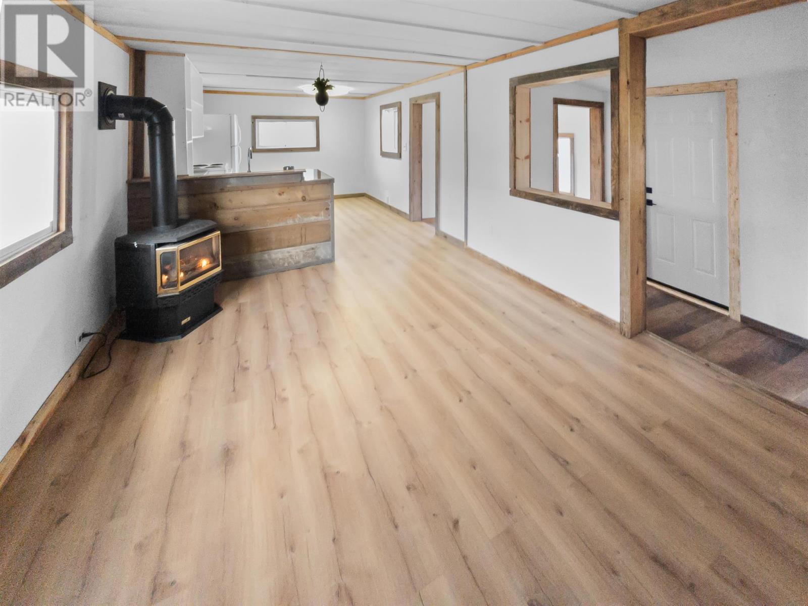 1 Cedar Ct, Heyden, ON - Indoor With Fireplace