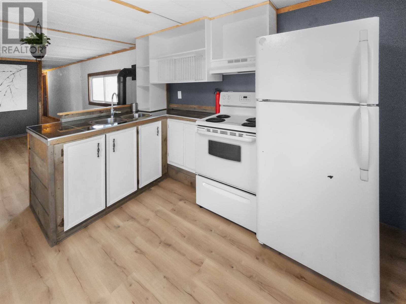 1 Cedar Ct, Heyden, ON - Indoor Photo Showing Kitchen