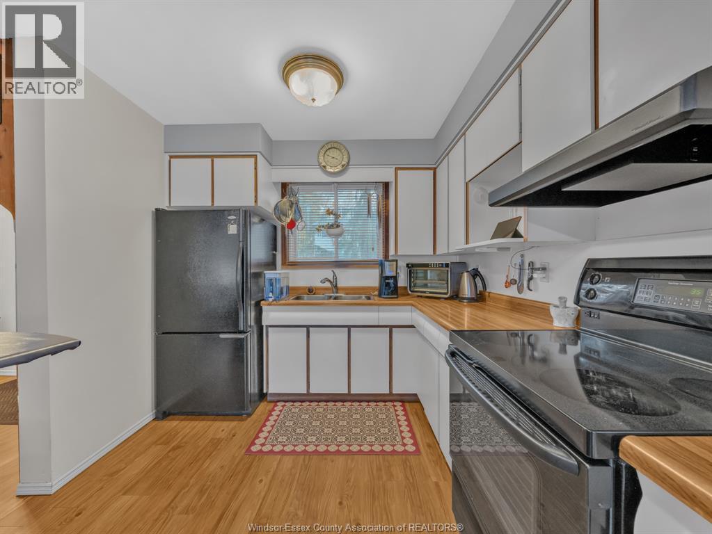 1246 Aire Place, Windsor, ON - Indoor Photo Showing Kitchen With Double Sink
