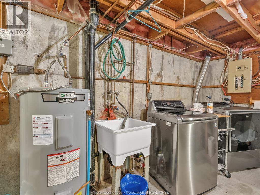 1246 Aire Place, Windsor, ON - Indoor Photo Showing Laundry Room