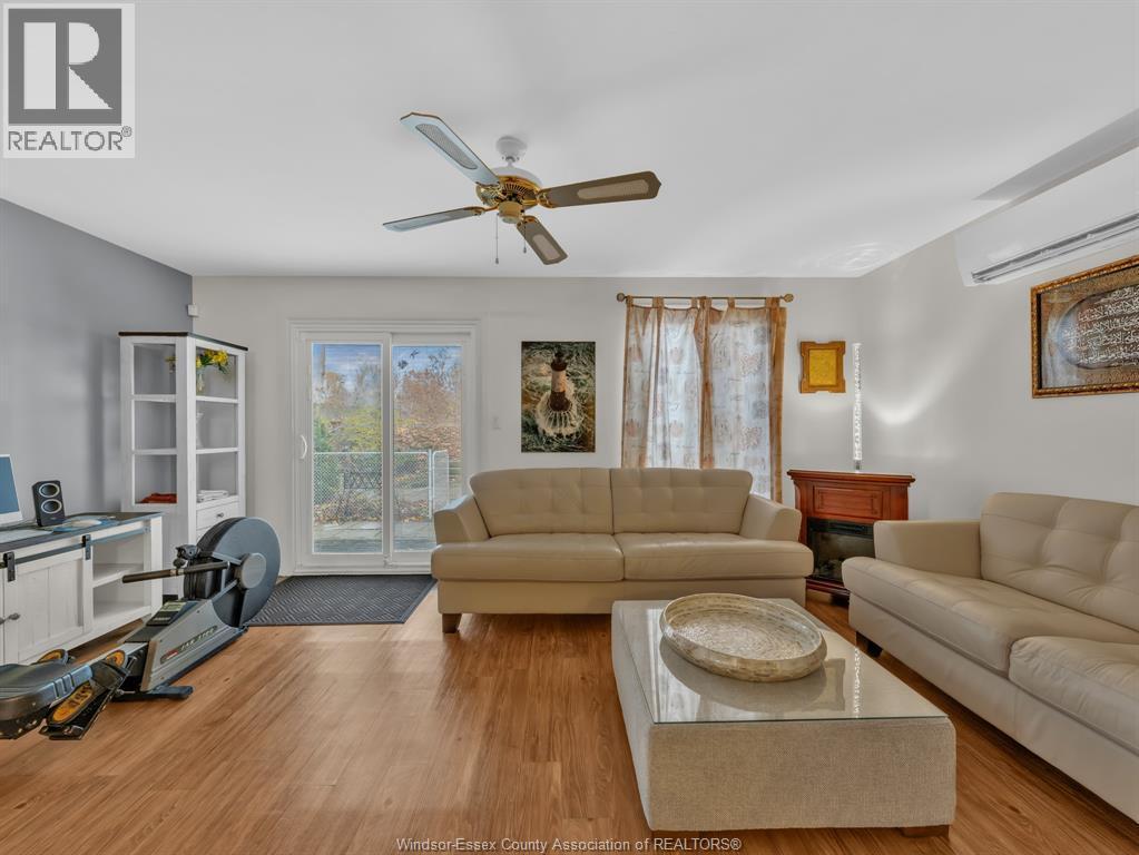 1246 Aire Place, Windsor, ON - Indoor Photo Showing Living Room