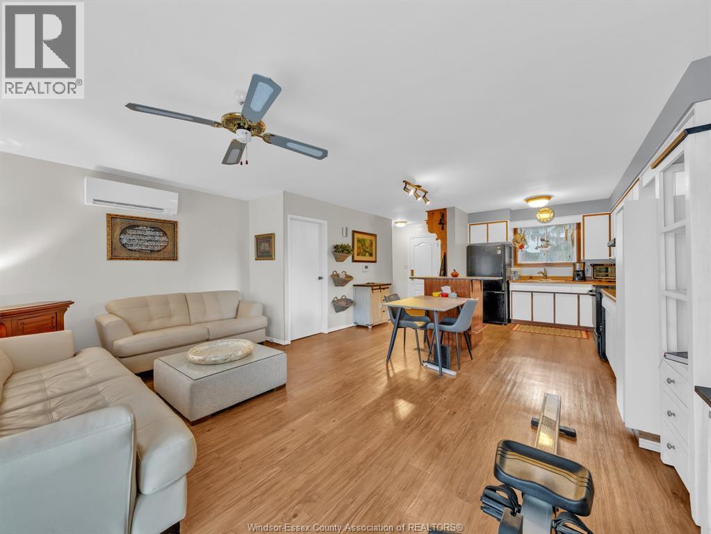 1246 Aire Place, Windsor, ON - Indoor Photo Showing Living Room