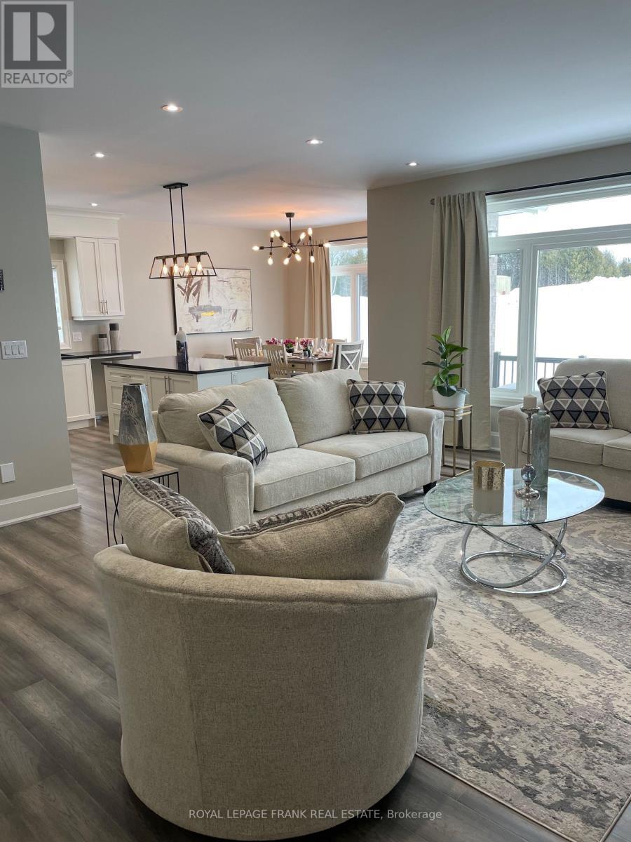 7 Nipigon Street, Kawartha Lakes (Fenelon Falls), ON - Indoor Photo Showing Living Room