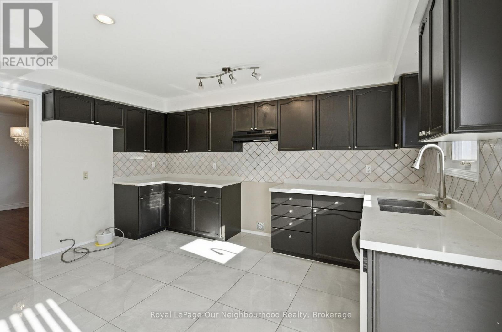 49 Rolling Acres Drive, Whitby (Rolling Acres), ON - Indoor Photo Showing Kitchen With Double Sink