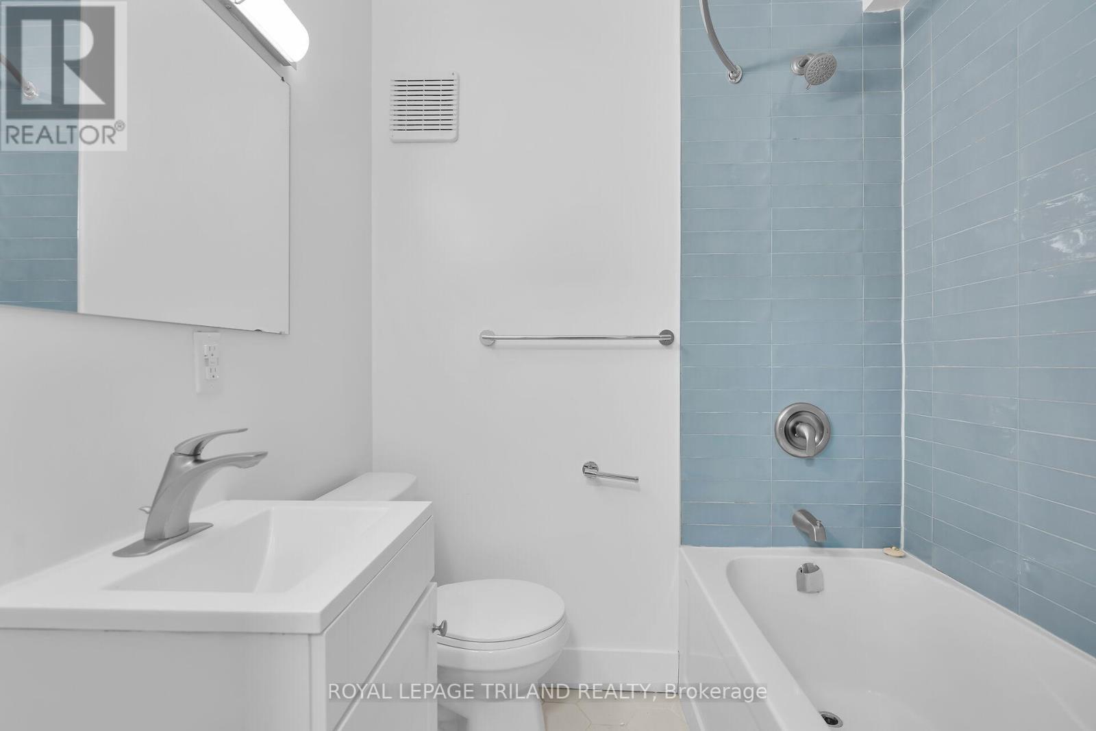 C - 20 Craig Street, London South (South F), ON - Indoor Photo Showing Bathroom