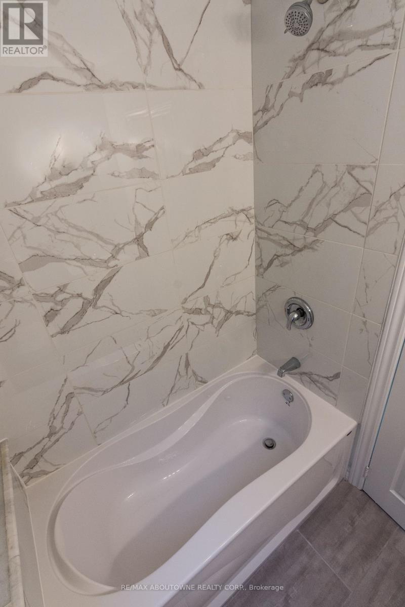 Main - 554 Mary Street, Hamilton, ON - Indoor Photo Showing Bathroom