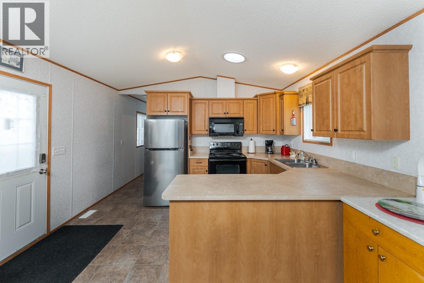 32 7817 S 97 Highway, Prince George, BC - Indoor Photo Showing Kitchen With Double Sink