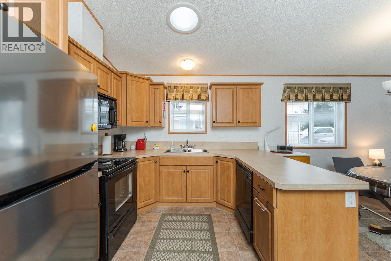 32 7817 S 97 Highway, Prince George, BC - Indoor Photo Showing Kitchen With Double Sink