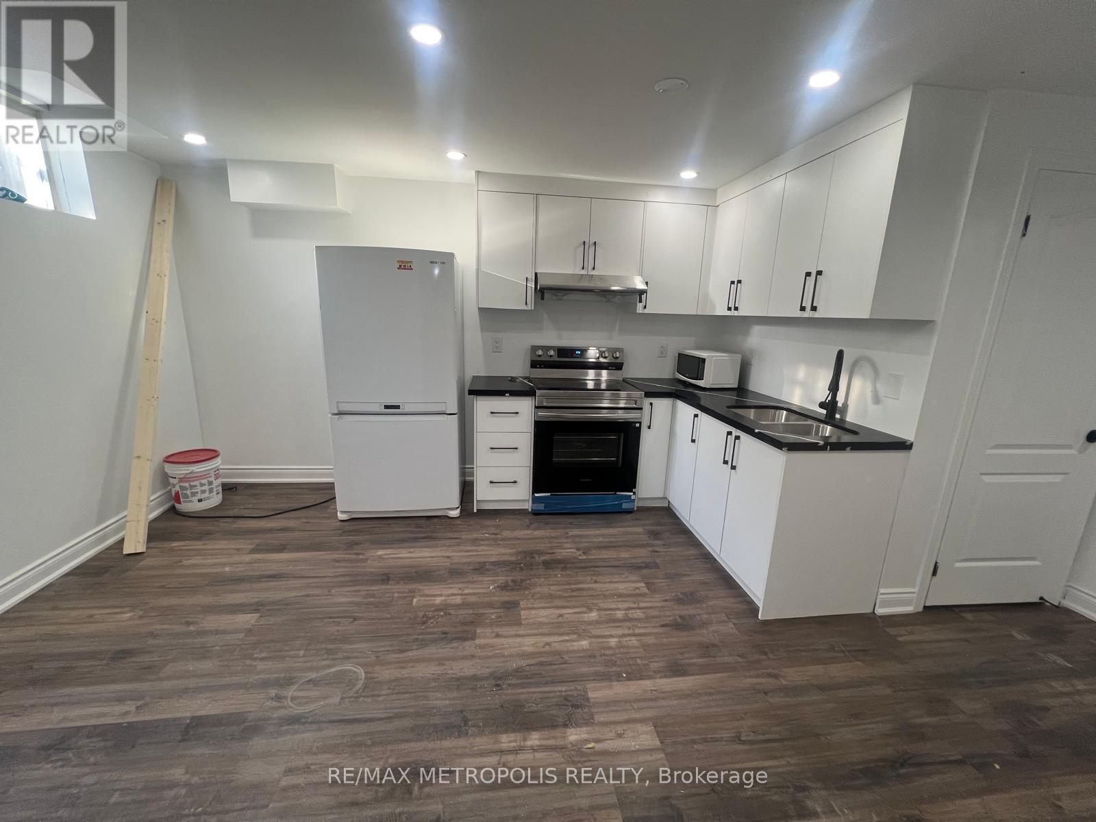 Bsmt - 69 Jessop Drive, Brampton, ON - Indoor Photo Showing Kitchen
