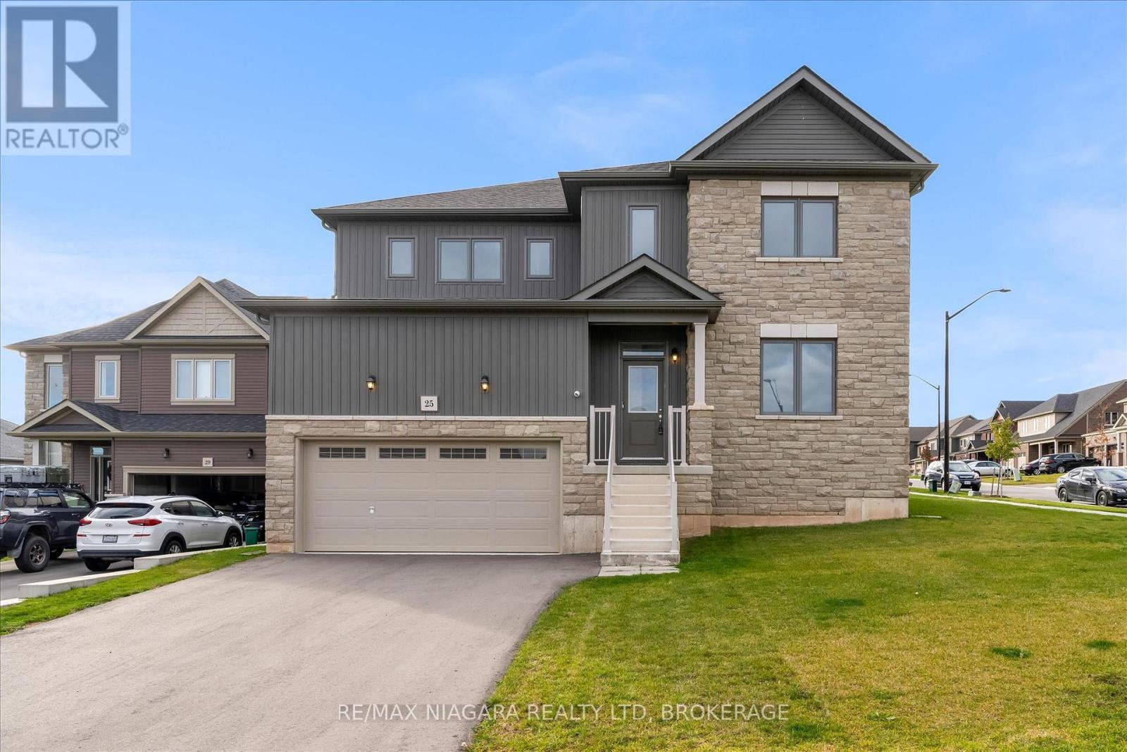 Front Exterior - 25 Oriole Crescent, Port Colborne (Main Street), ON - Outdoor With Facade