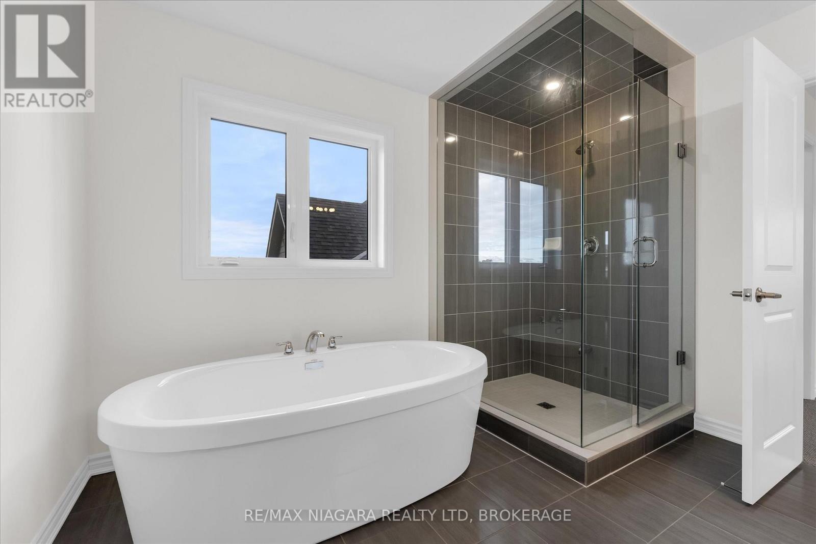 Master Ensuite Bathroom - 25 Oriole Crescent, Port Colborne (Main Street), ON - Indoor Photo Showing Bathroom