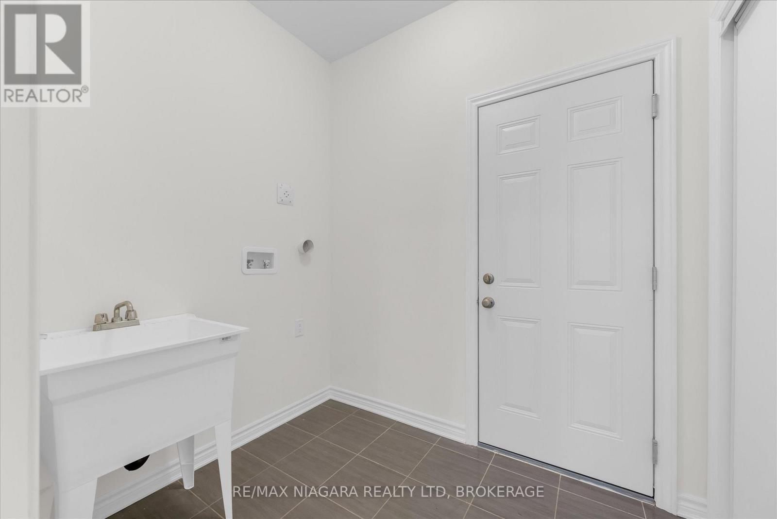 Main Floor Laundry - 25 Oriole Crescent, Port Colborne (Main Street), ON - Indoor Photo Showing Other Room