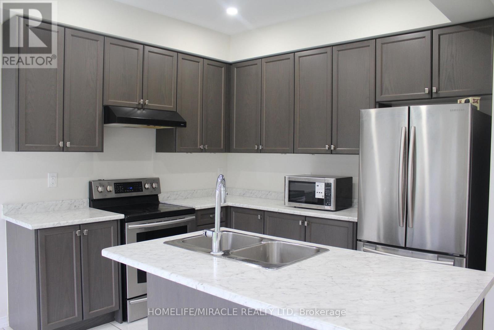 7 Esther Crescent, Thorold, ON - Indoor Photo Showing Kitchen With Double Sink