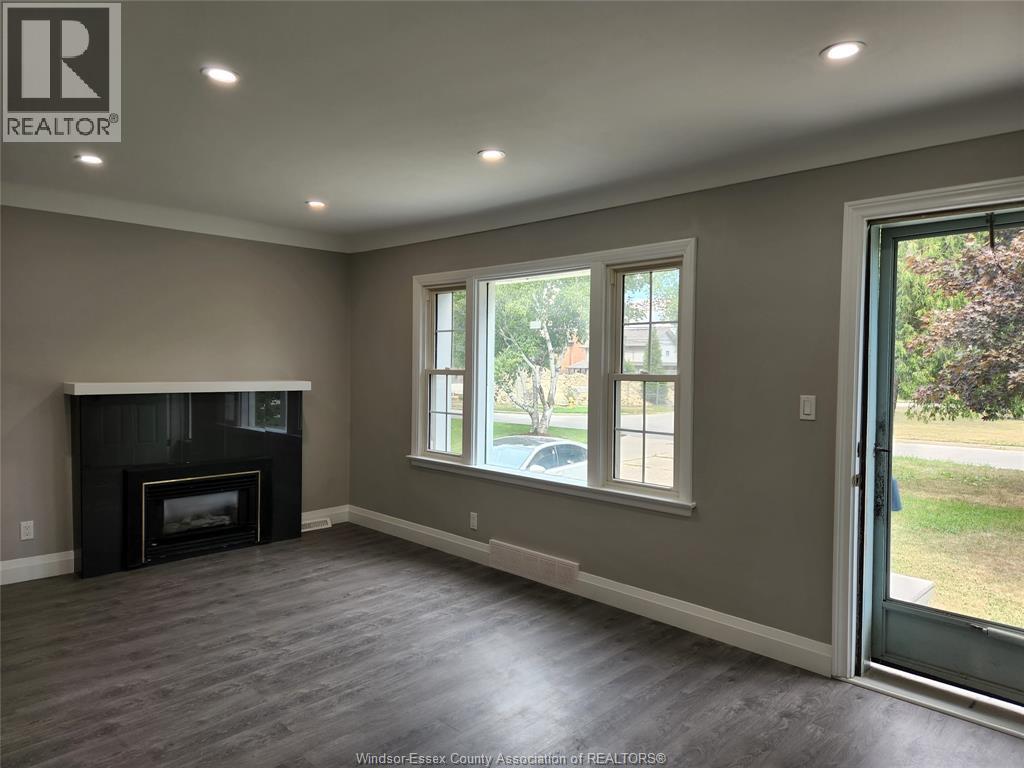 4221 Kennedy Drive East, Windsor, ON - Indoor Photo Showing Living Room With Fireplace