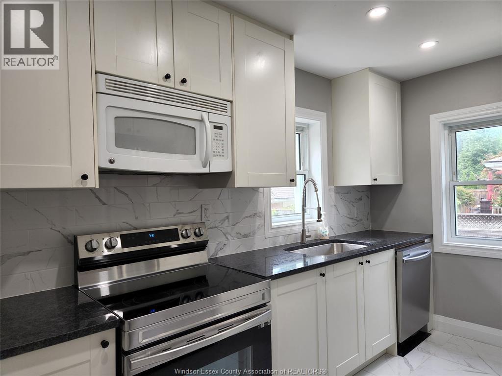 4221 Kennedy Drive East, Windsor, ON - Indoor Photo Showing Kitchen With Upgraded Kitchen