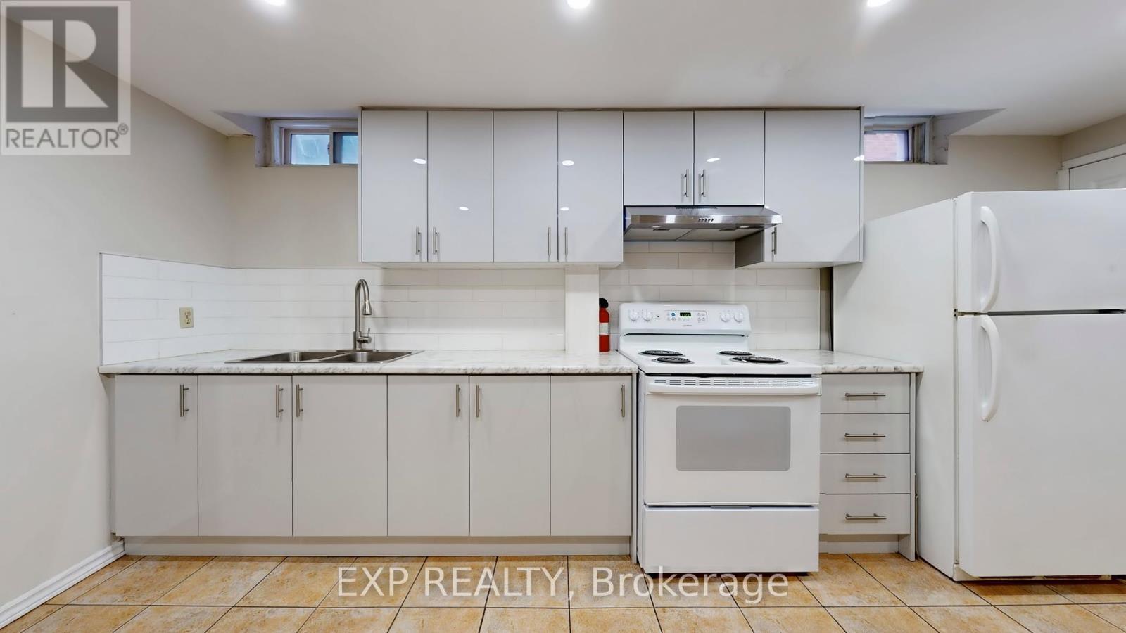 93 Tall Grass Trail E, Vaughan, ON - Indoor Photo Showing Kitchen With Double Sink
