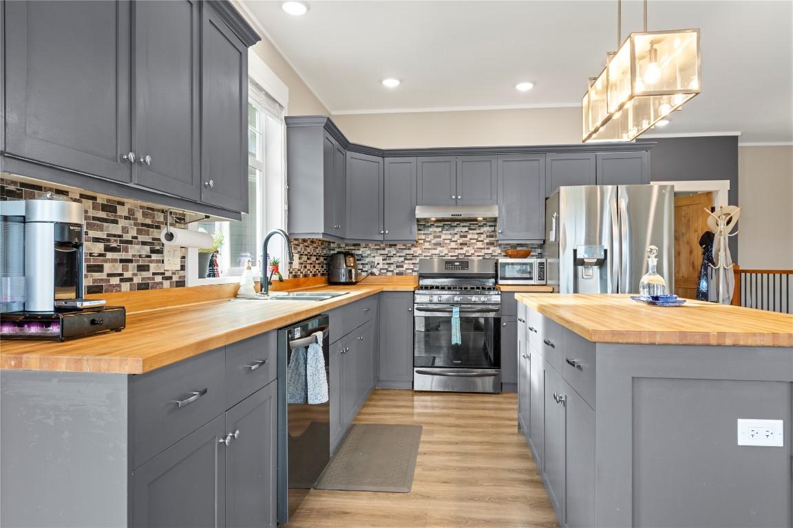 109 Copperhead Road, Princeton, BC - Indoor Photo Showing Kitchen With Upgraded Kitchen