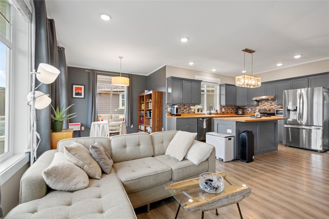 109 Copperhead Road, Princeton, BC - Indoor Photo Showing Living Room