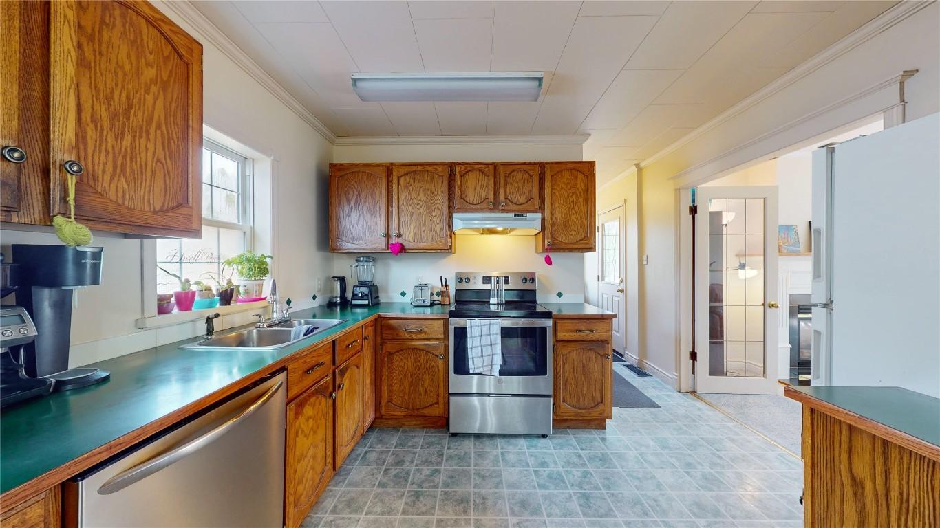 250 Otis Street, Kimberley, BC - Indoor Photo Showing Kitchen With Double Sink
