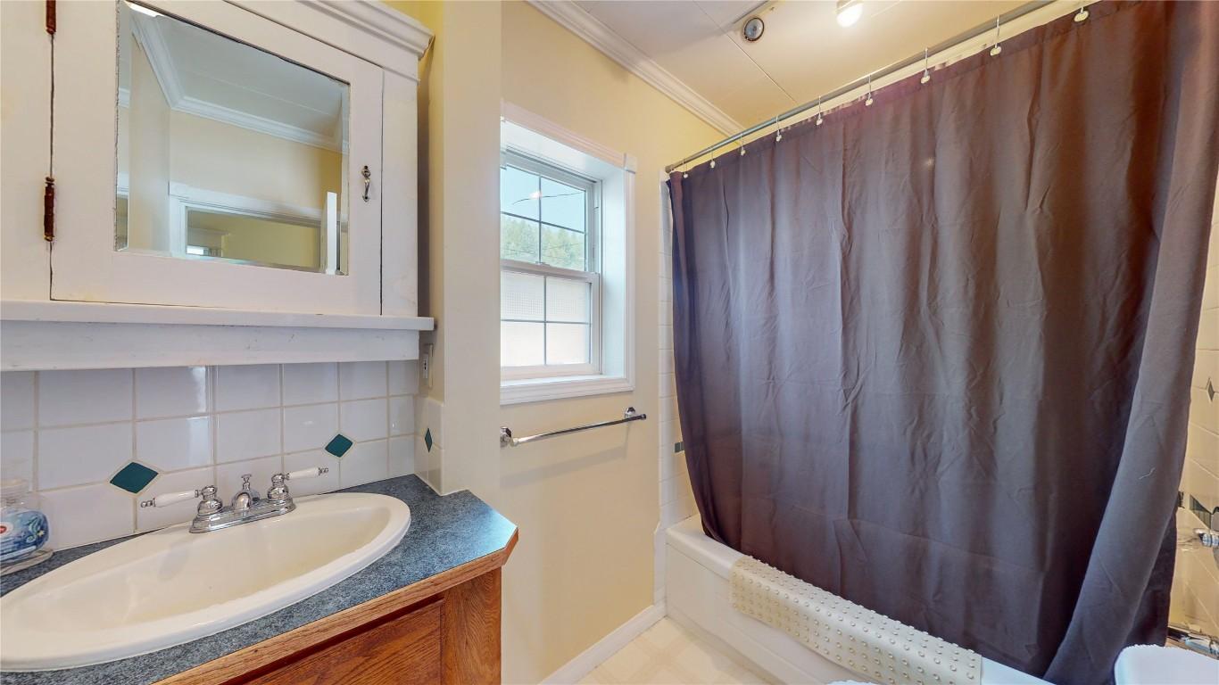250 Otis Street, Kimberley, BC - Indoor Photo Showing Bathroom