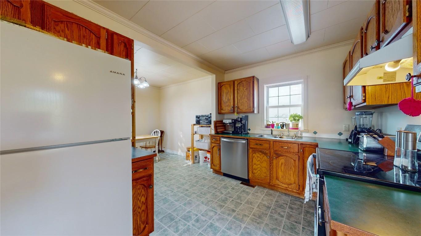 250 Otis Street, Kimberley, BC - Indoor Photo Showing Kitchen With Double Sink