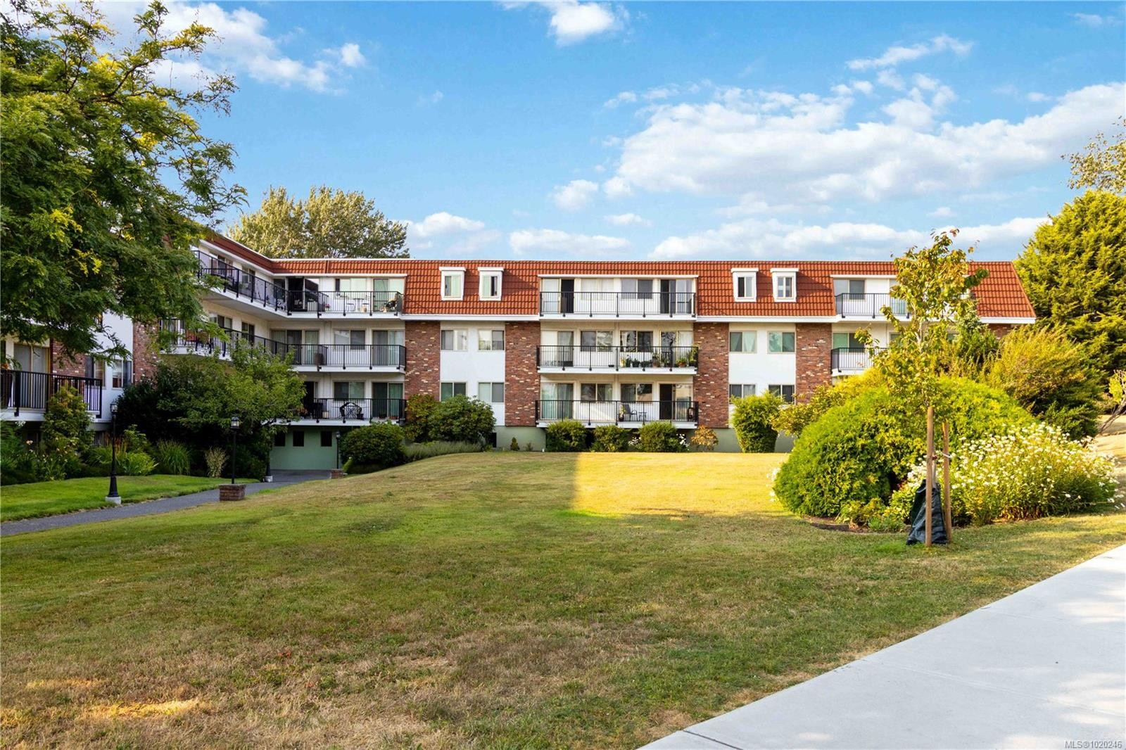 304-1680 Poplar Ave, Saanich, BC - Outdoor With Balcony With Facade
