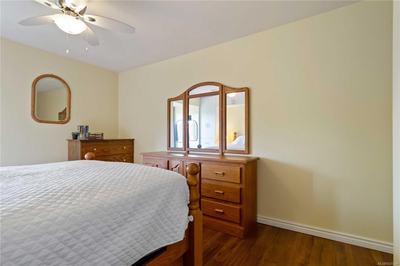304-1680 Poplar Ave, Saanich, BC - Indoor Photo Showing Bedroom