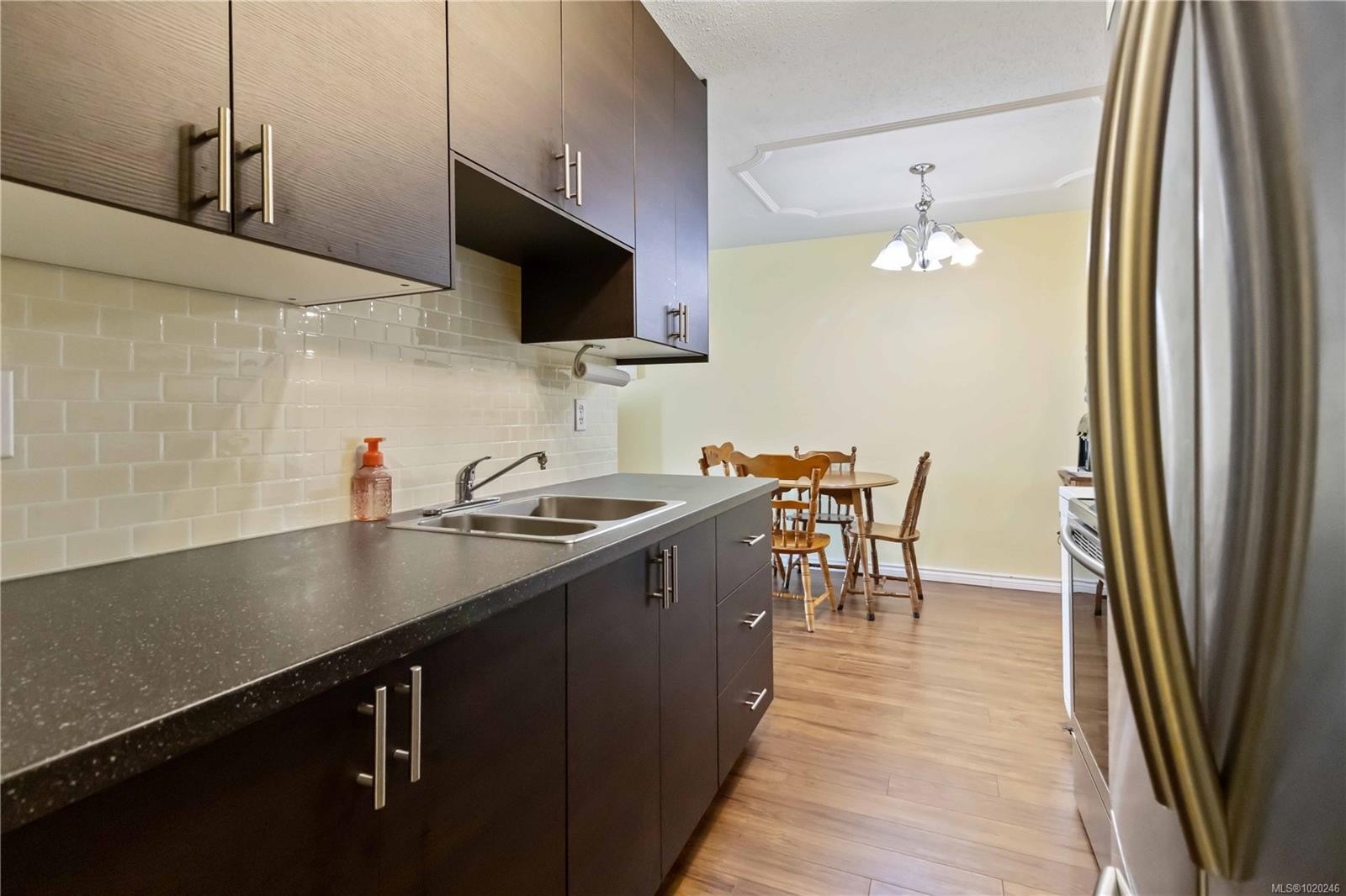 304-1680 Poplar Ave, Saanich, BC - Indoor Photo Showing Kitchen With Double Sink