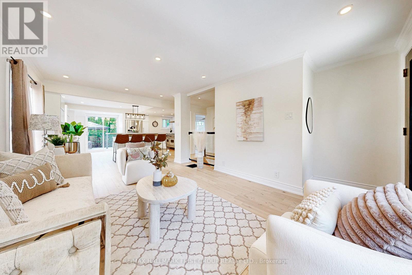 589 Marksbury Road, Pickering, ON - Indoor Photo Showing Living Room
