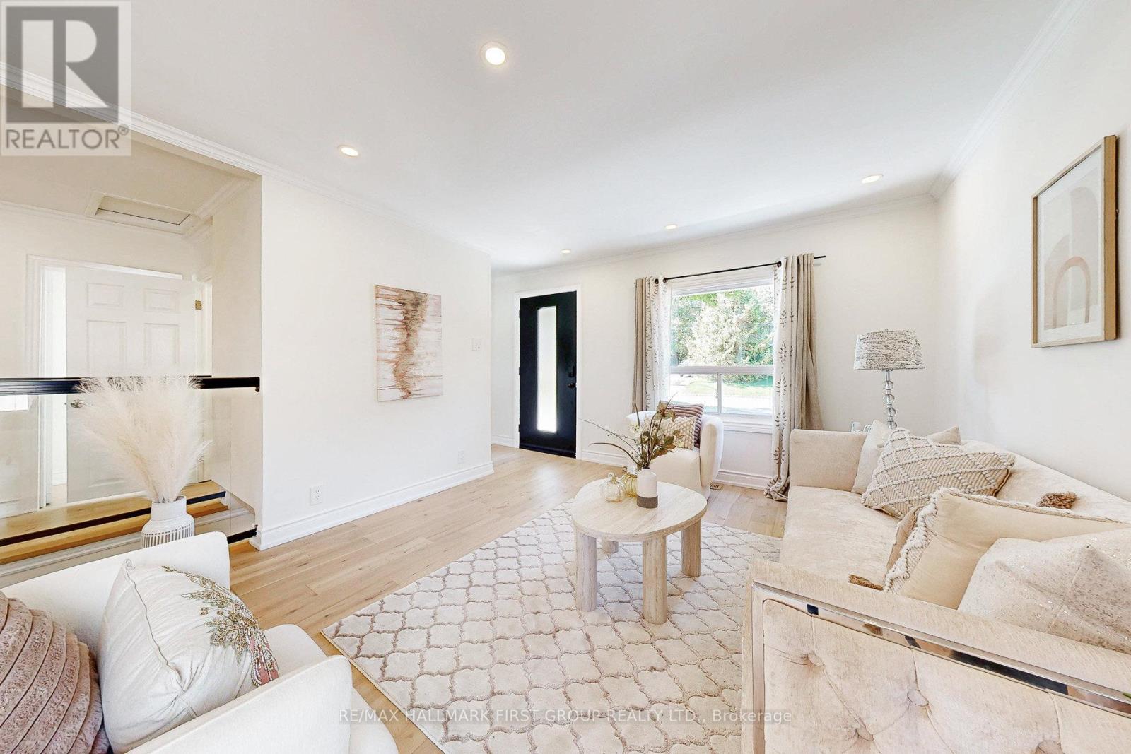 589 Marksbury Road, Pickering, ON - Indoor Photo Showing Living Room