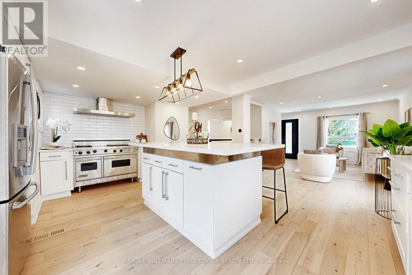 589 Marksbury Road, Pickering, ON - Indoor Photo Showing Kitchen With Upgraded Kitchen