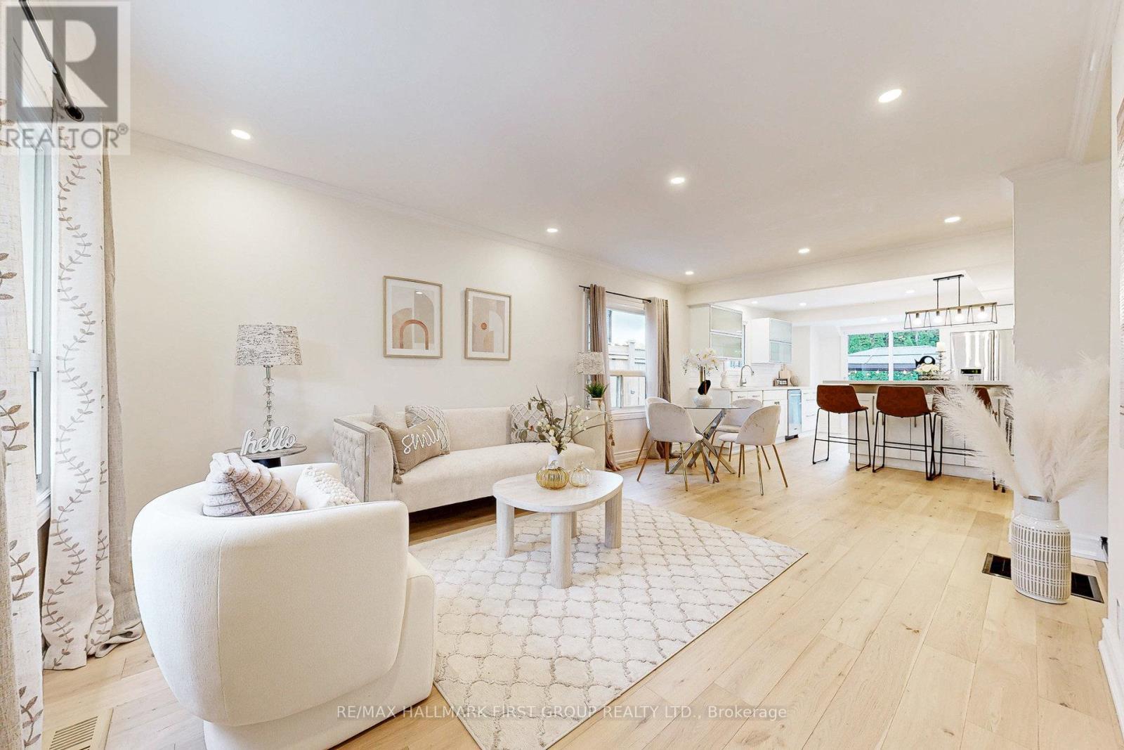 589 Marksbury Road, Pickering, ON - Indoor Photo Showing Living Room