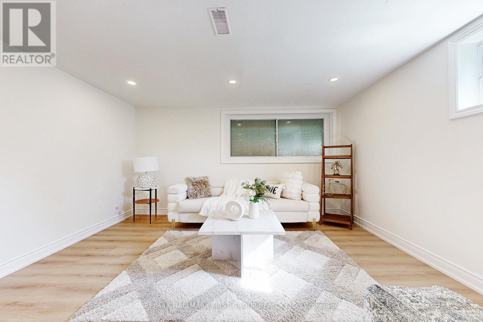 589 Marksbury Road, Pickering, ON - Indoor Photo Showing Living Room