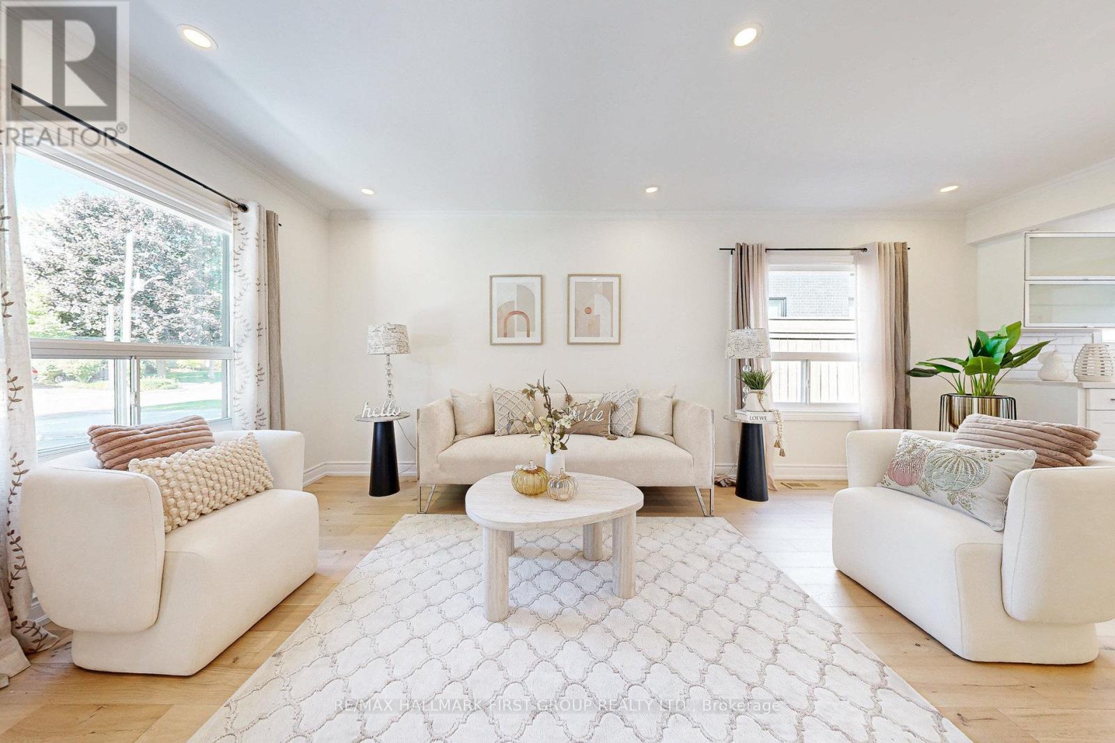 589 Marksbury Road, Pickering, ON - Indoor Photo Showing Living Room