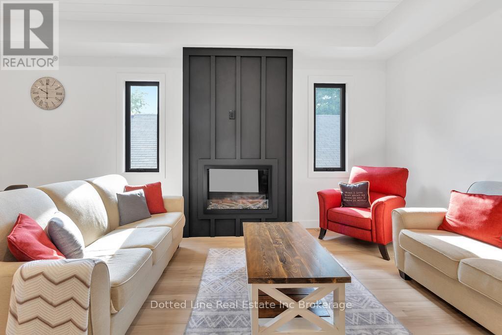 4 Charles Court, Bayham (Port Burwell), ON - Indoor Photo Showing Living Room With Fireplace