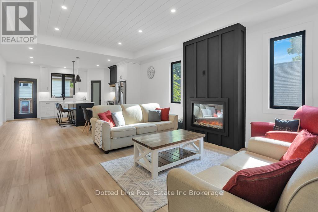 4 Charles Court, Bayham (Port Burwell), ON - Indoor Photo Showing Living Room With Fireplace