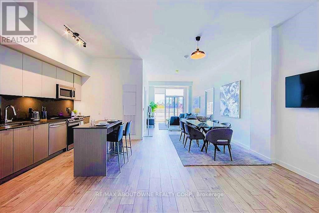 A1205 - 125 Bronte Road, Oakville, ON - Indoor Photo Showing Kitchen