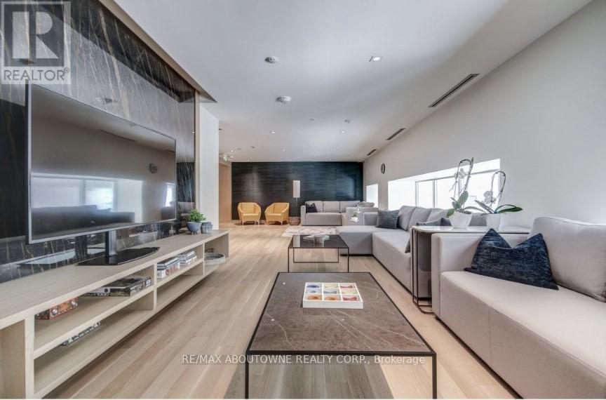 A1205 - 125 Bronte Road, Oakville, ON - Indoor Photo Showing Living Room