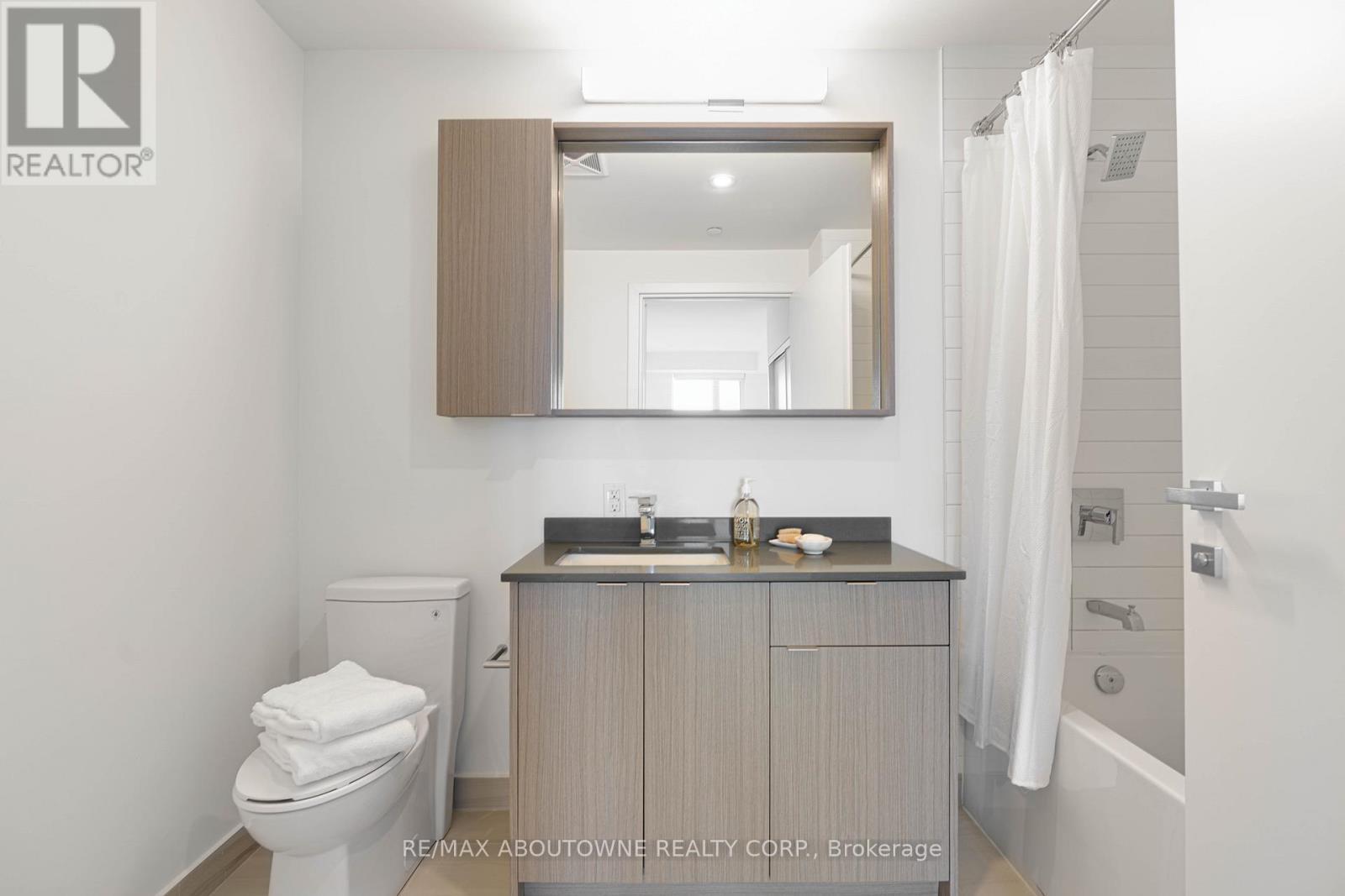 A1205 - 125 Bronte Road, Oakville, ON - Indoor Photo Showing Bathroom