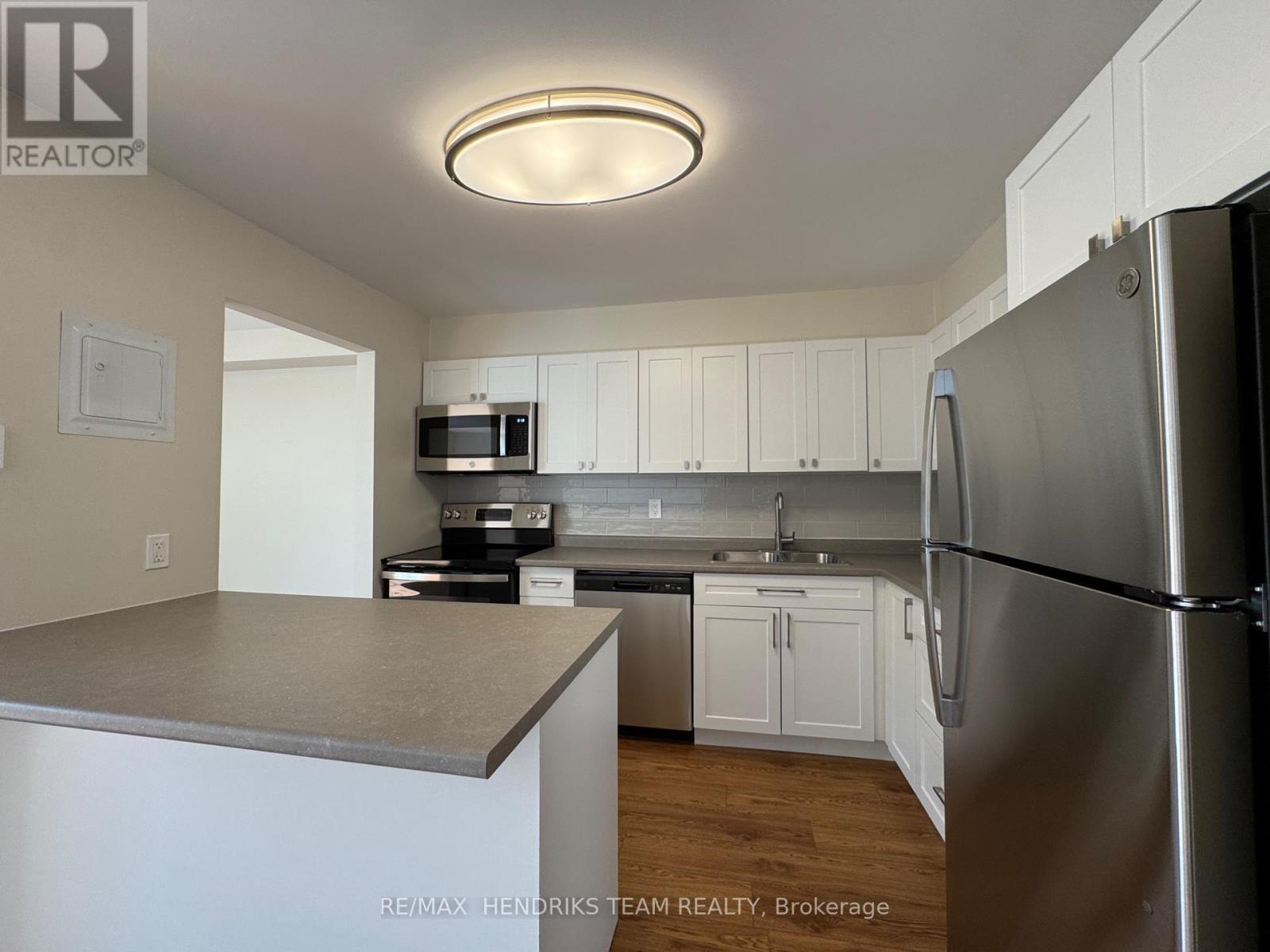 217 - 5611 Valley Way, Niagara Falls (Cherrywood), ON - Indoor Photo Showing Kitchen With Stainless Steel Kitchen With Double Sink