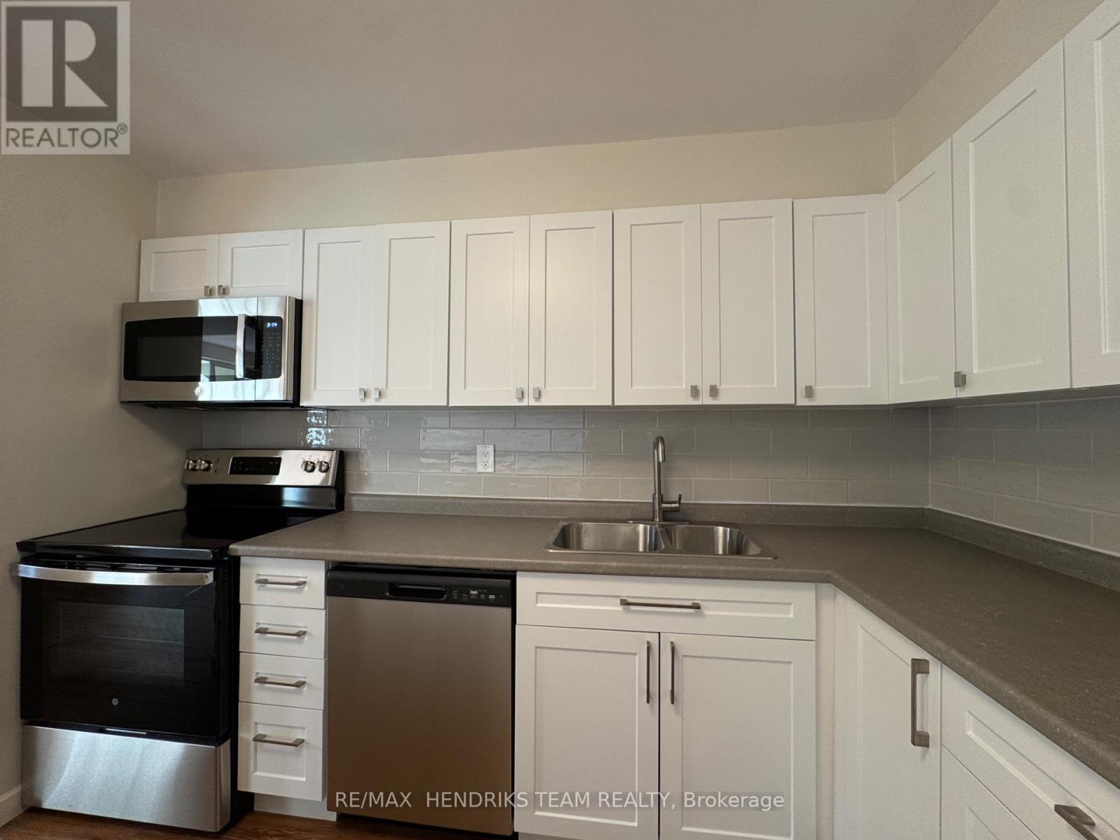217 - 5611 Valley Way, Niagara Falls (Cherrywood), ON - Indoor Photo Showing Kitchen With Double Sink