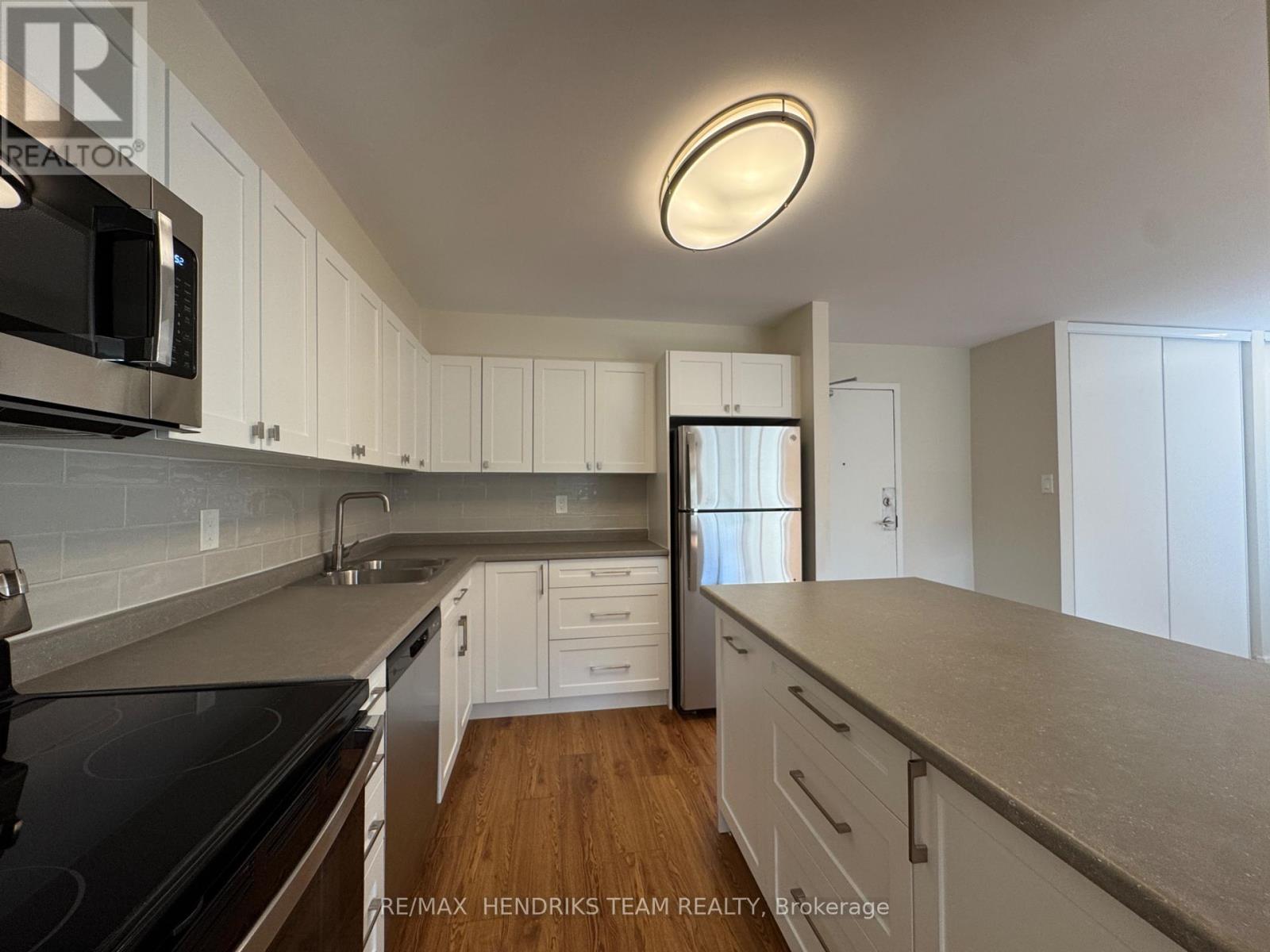 217 - 5611 Valley Way, Niagara Falls (Cherrywood), ON - Indoor Photo Showing Kitchen With Double Sink