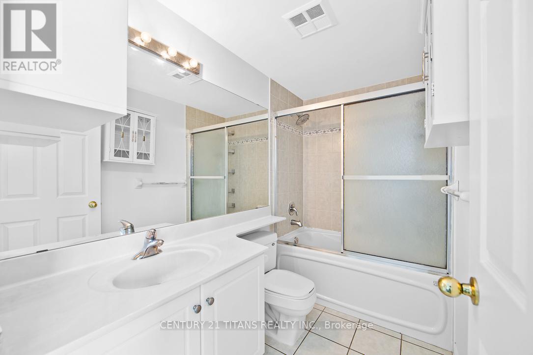 Lph 08 - 7 Lorraine Drive, Toronto, ON - Indoor Photo Showing Bathroom