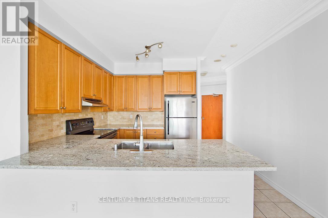 Lph 08 - 7 Lorraine Drive, Toronto, ON - Indoor Photo Showing Kitchen With Double Sink