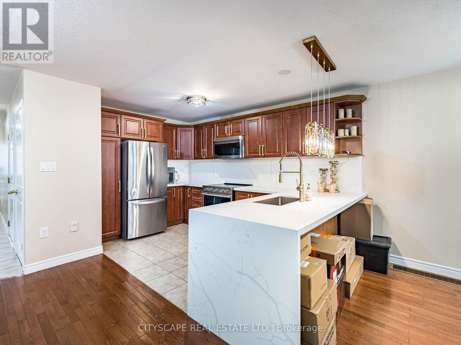 22 Jones Street, Hamilton, ON - Indoor Photo Showing Kitchen