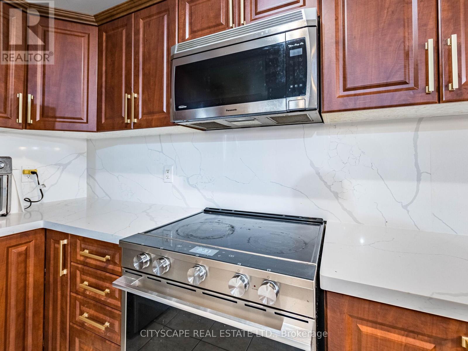 22 Jones Street, Hamilton, ON - Indoor Photo Showing Kitchen
