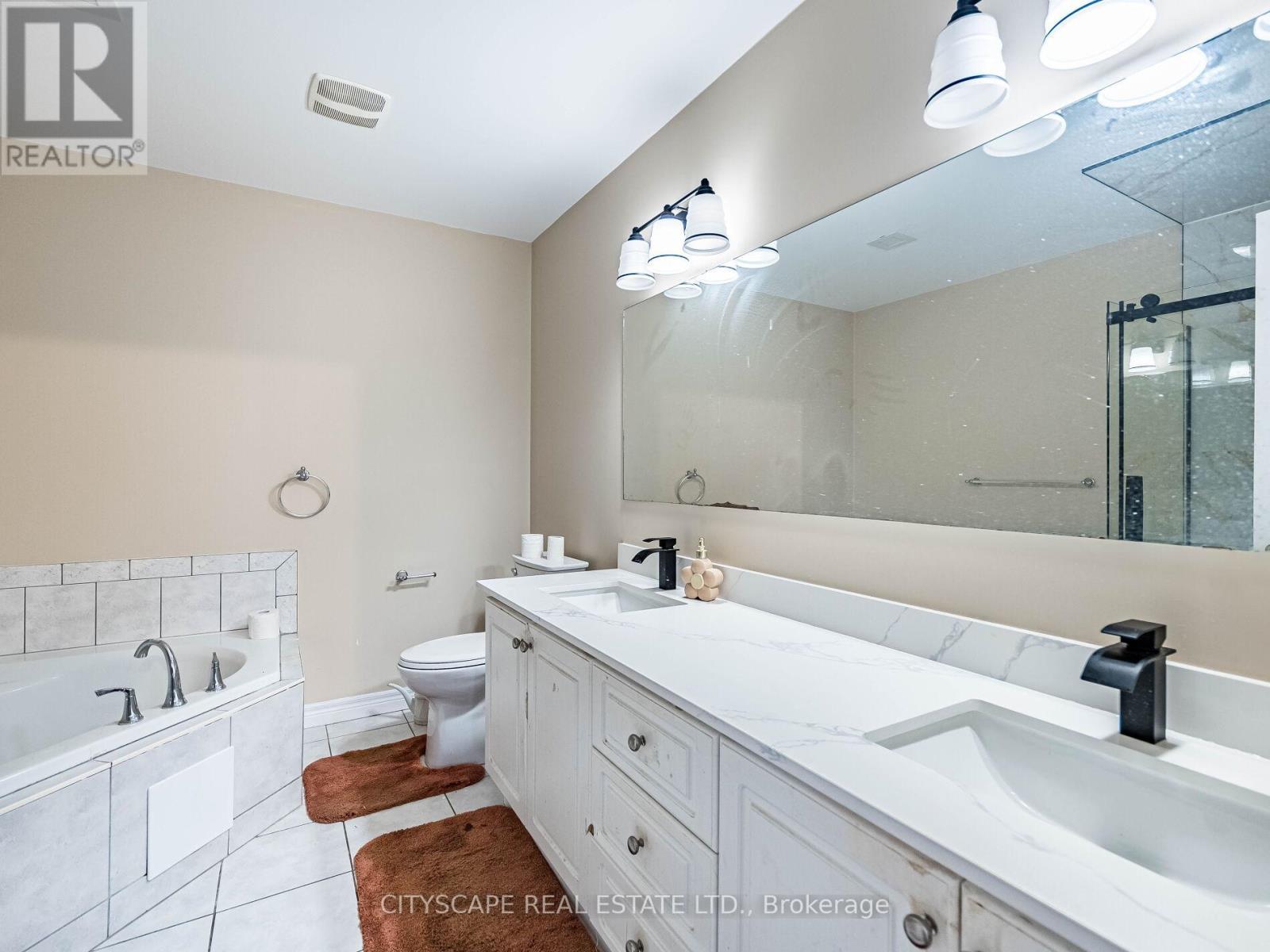 22 Jones Street, Hamilton, ON - Indoor Photo Showing Bathroom