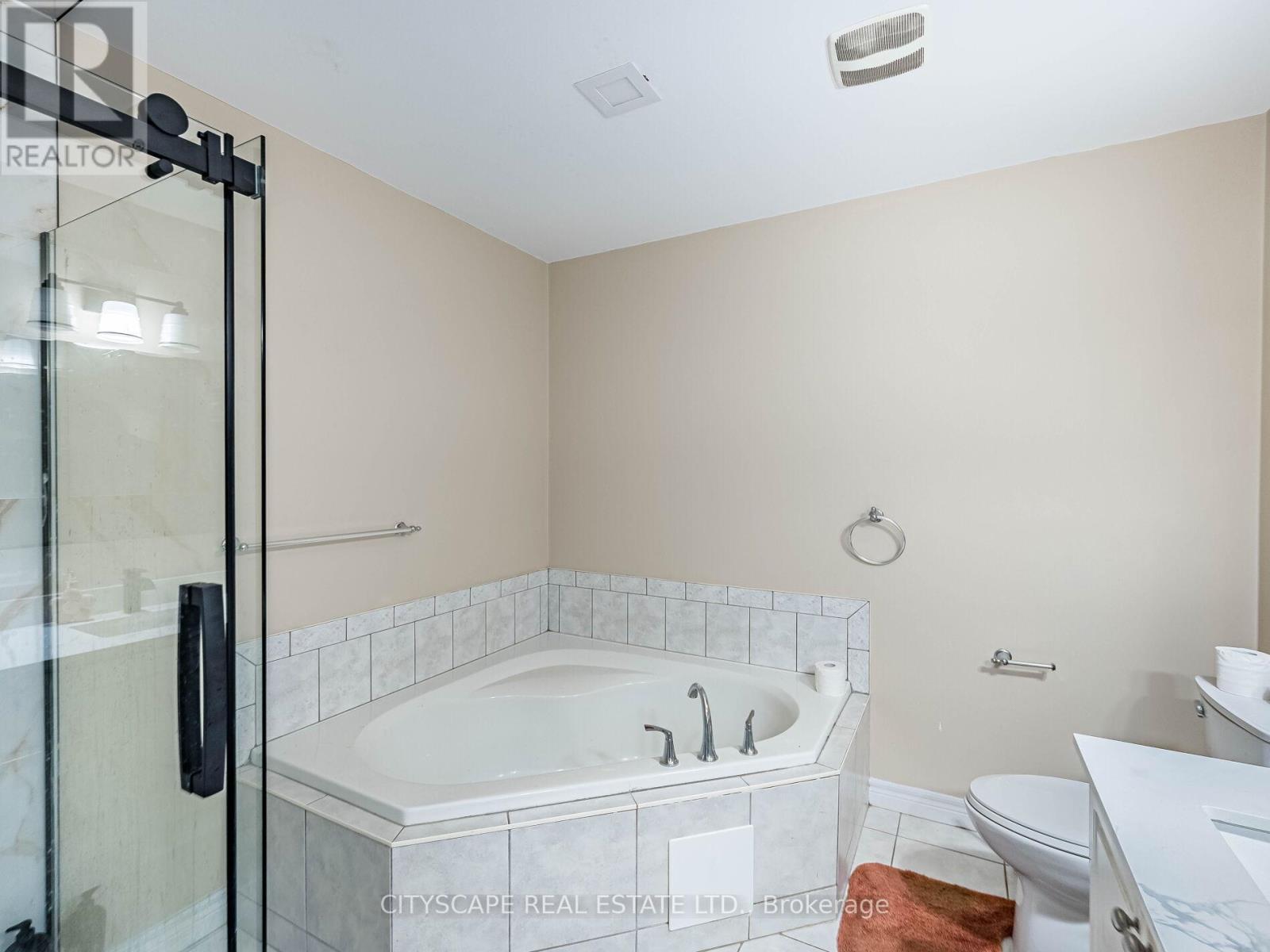 22 Jones Street, Hamilton, ON - Indoor Photo Showing Bathroom