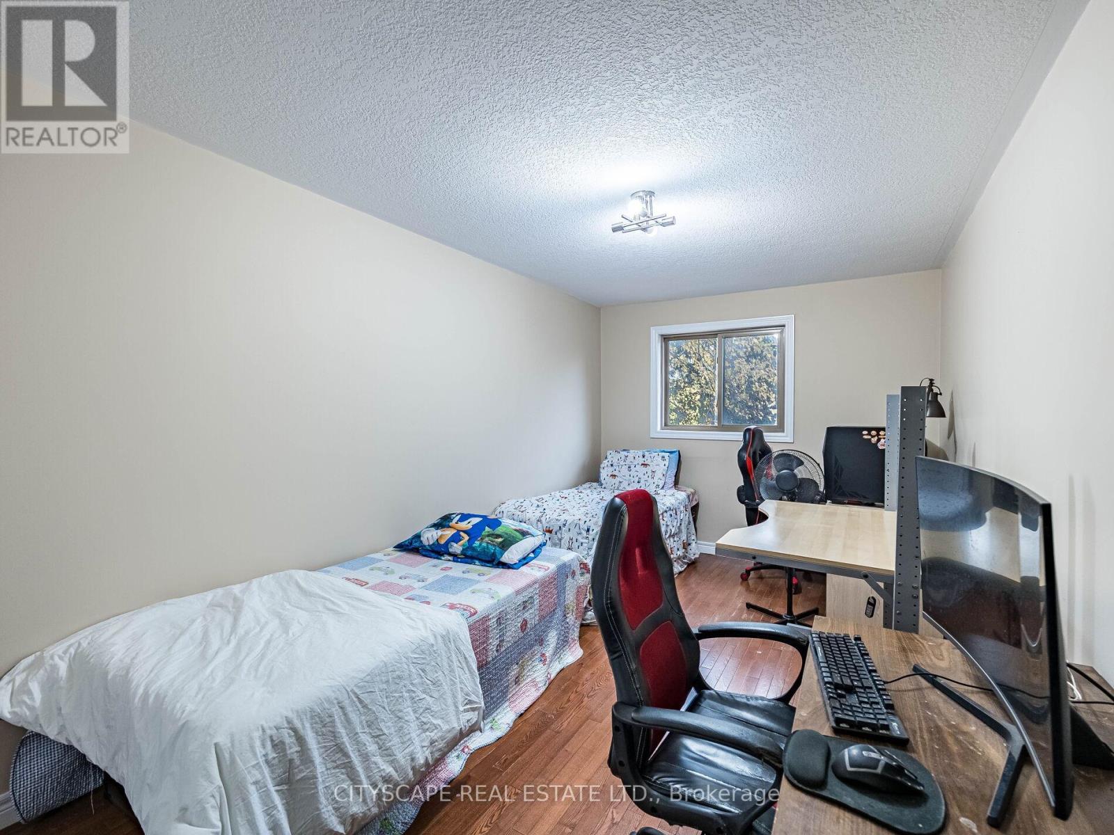 22 Jones Street, Hamilton, ON - Indoor Photo Showing Bedroom