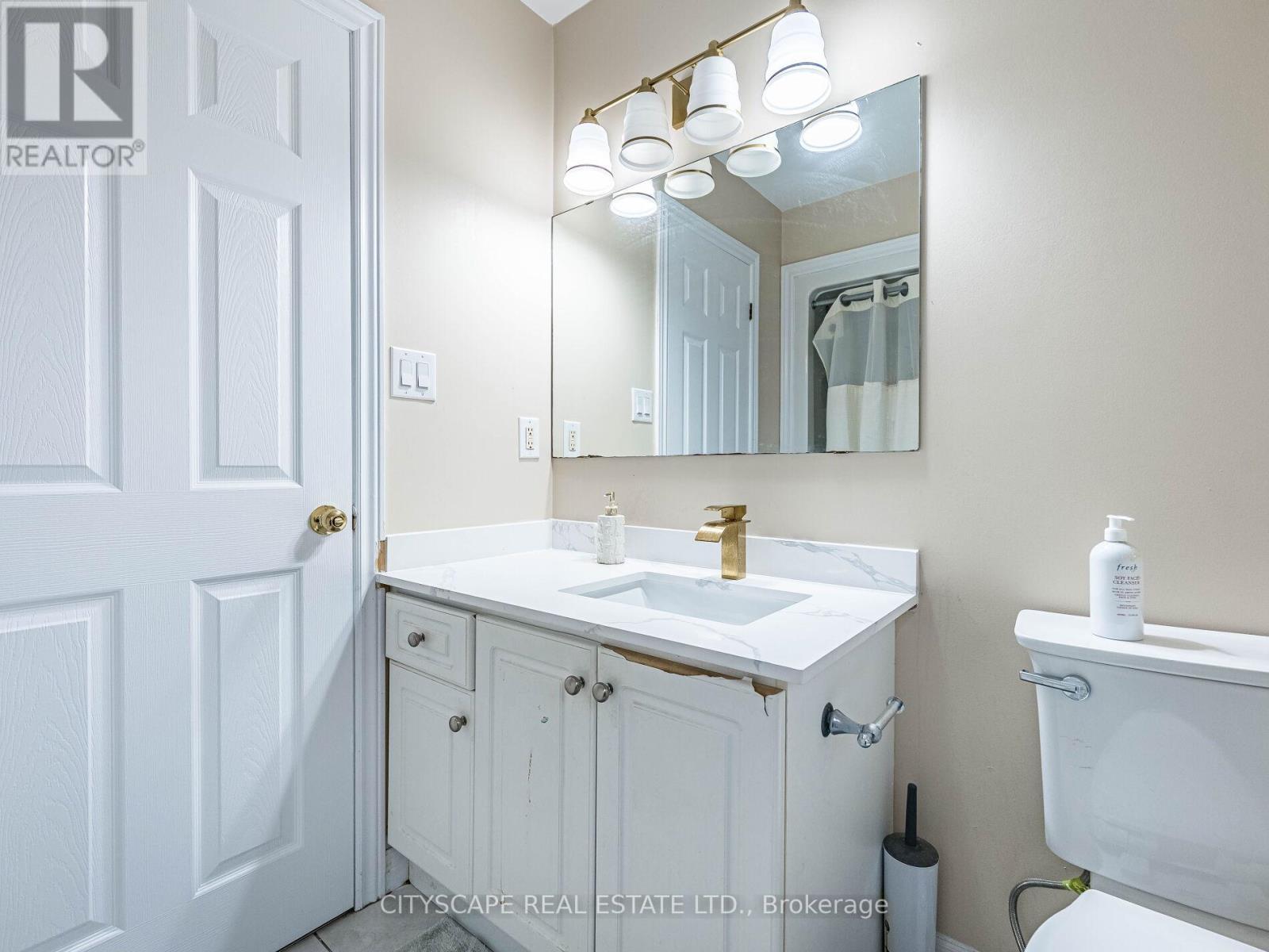 22 Jones Street, Hamilton, ON - Indoor Photo Showing Bathroom